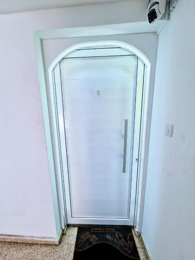 Hidden Lights Deluxe Apartment 아이아 나파 외부 사진