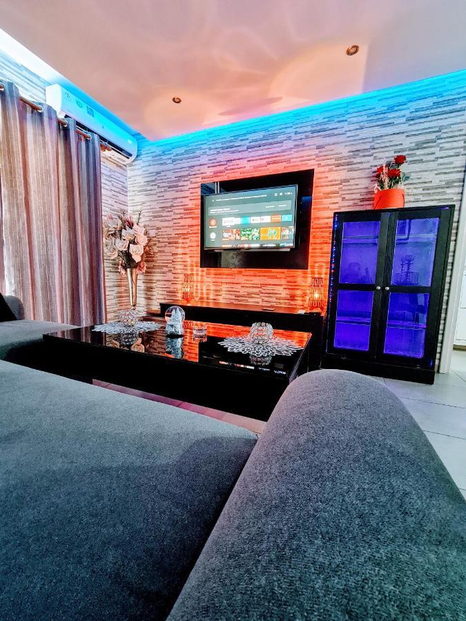 Hidden Lights Deluxe Apartment 아이아 나파 외부 사진